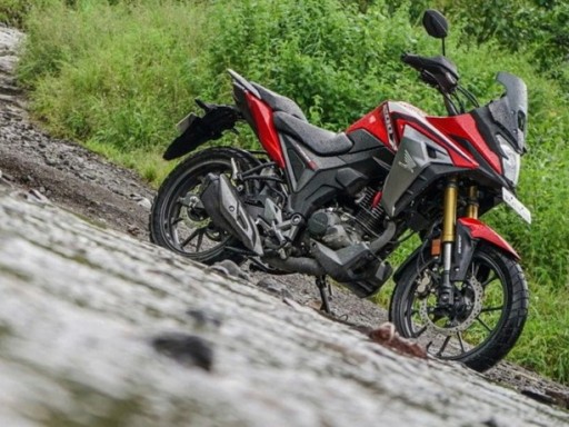 Вседорожный мотоцикл Honda CB200X.